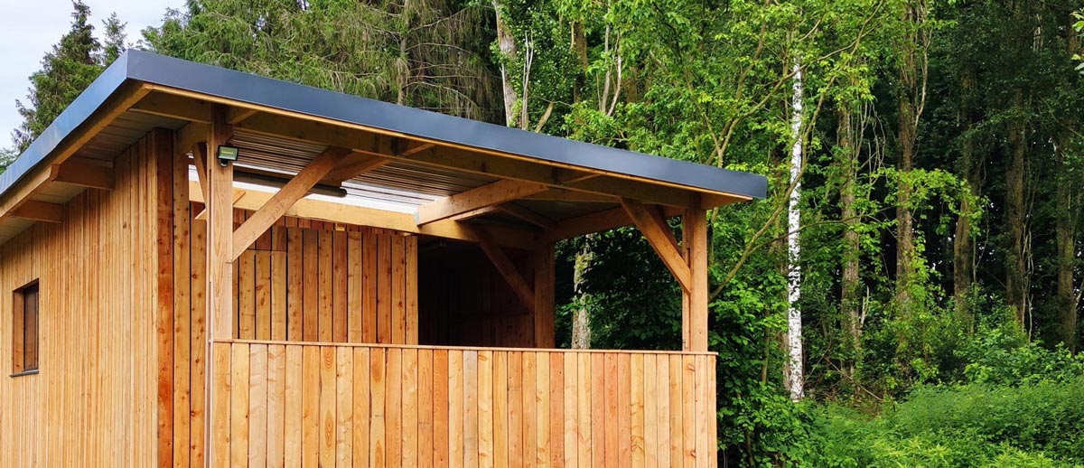 cabane construction autonome de bois local